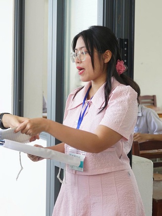 Đề văn thi lớp 10 gợi nhiều suy nghĩ: Con cái cần làm gì để cha mẹ tin tưởng?