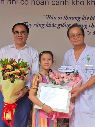 ‘Hoạ sĩ nhí’ Cherry trích doanh thu bán tranh hỗ trợ bệnh nhi 