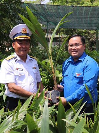 Bàn giao công trình thanh niên 'Dừa Bến Tre với biển, đảo quê hương'
