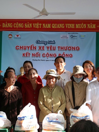 ‘Chuyến xe yêu thương’ mang quà đến với người nghèo
