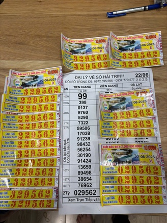 Trúng độc đắc 6 tỉ, vợ chồng công nhân nghèo đón xe về quê gấp