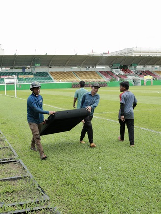 ‘Độc lạ’ HAGL: Sân Pleiku trồng cỏ lá kim, CĐV ùn ùn… xin cỏ cũ mang về!