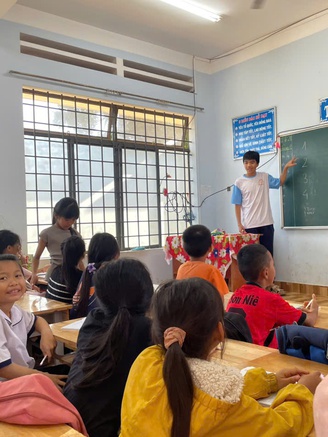 Nhóm học sinh làm mùa hè đáng nhớ cho trẻ em vùng cao
