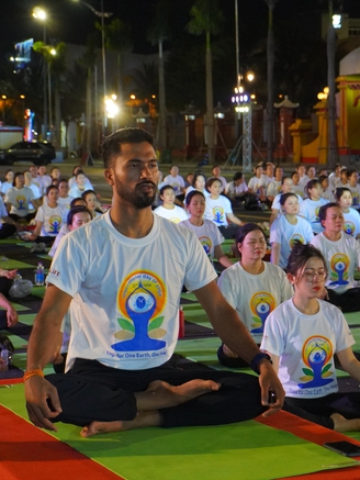 Hơn 1.000 người đồng diễn yoga 'vì một trái đất, một sức khỏe'