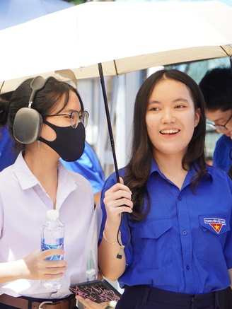 Sẵn sàng che nắng, che mưa cho thí sinh