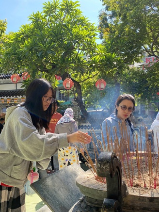 Sĩ tử miền Trung lên chùa cầu may trước kỳ thi tốt nghiệp THPT 2025