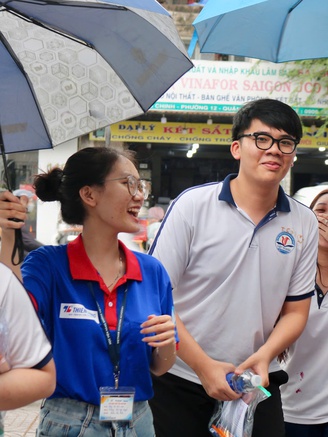 Che mưa cho thí sinh đến trường làm thủ tục dự kỳ thi tốt nghiệp THPT