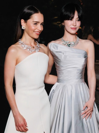 Song Hye Kyo đăng ảnh đọ sắc 'mẹ rồng' Emilia Clarke gây chú ý