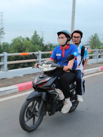 Từ 4 giờ 30 sáng di chuyển 25 km đến nhà đưa thí sinh khó khăn đi thi