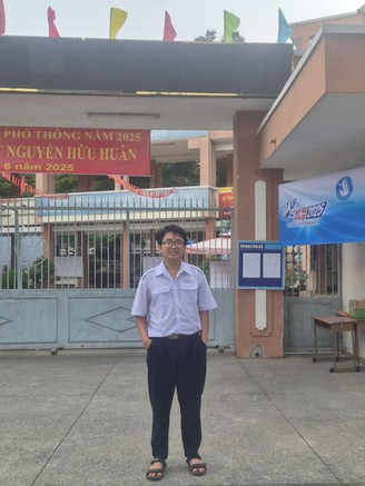 Thí sinh duy nhất thi xong không về nhà và ước mơ 'mặc áo blouse'