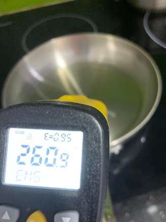 Chiên đồ ăn khi dầu ăn bốc khói: Thói quen gây hại sức khỏe nhiều người mắc phải