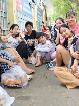 'Đại gia đình' hơn 10 người đi cổ vũ thí sinh thi tốt nghiệp THPT