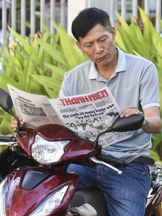 Phụ huynh 'đứng ngồi không yên' ở vỉa hè chờ con thi tốt nghiệp THPT