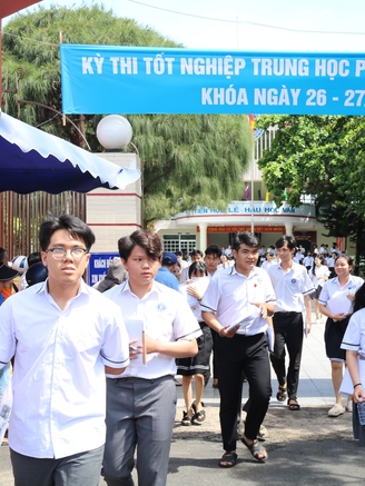 Thi tốt nghiệp THPT 2025: Thí sinh Phú Yên bật khóc khi đọc đề ngữ văn