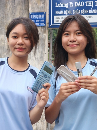 Học sinh mang máy tính, bút viết, compa… đến điểm thi tiếp sức 'đàn anh'