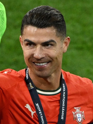 Tiết lộ mức lương khủng của Ronaldo khi ở lại Al Nassr, bỏ xa Messi