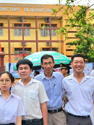 Thí sinh 40 tuổi thi tốt nghiệp THPT: 'Tôi muốn con nhìn vào để cố gắng'