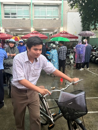 Nam sinh đi thi bằng xe đạp và giấc mơ về tỉnh Bạc Liêu học đại học