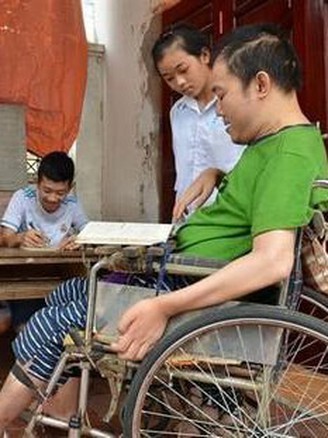 Người thầy trên chiếc xe lăn