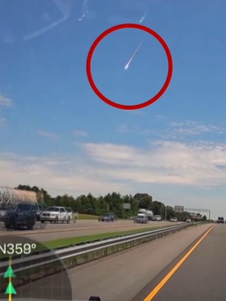 Cảnh tượng hiếm: Cầu lửa sáng hơn trăng tròn xuất hiện giữa ban ngày