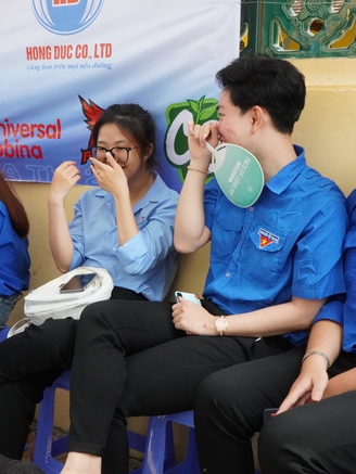 Khi thí sinh làm bài, đội tiếp sức mùa thi làm gì?