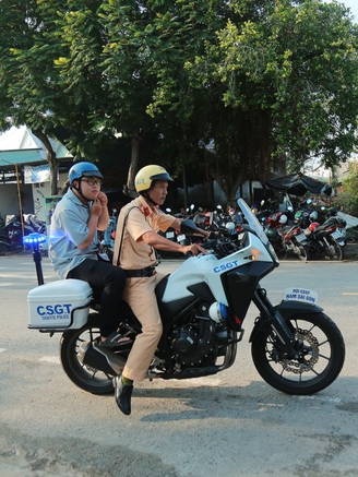 Giáo viên nhờ công an hỗ trợ đưa thí sinh đến phòng thi