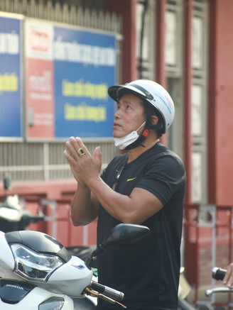 Câu chuyện bên ngoài cổng trường thi...