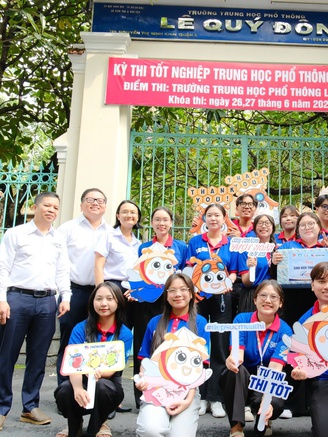 Đoàn công tác thăm tình nguyện viên Chương trình Tiếp sức mùa thi