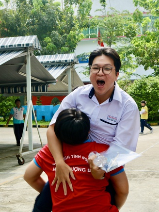 Thí sinh vỡ òa niềm vui sau môn thi cuối cùng, tự tin đậu nguyện vọng 1