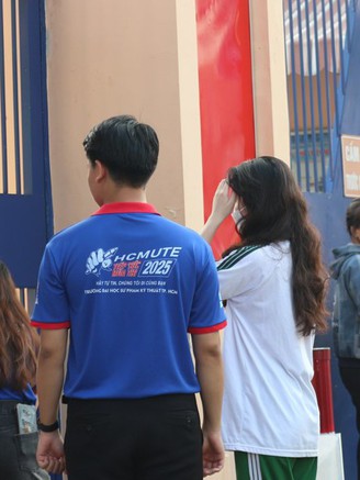Thí sinh ngủ quên đi thi tốt nghiệp THPT trễ, tình nguyện viên hỗ trợ kịp thời