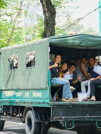 Xe cảnh sát cơ động đưa đón thí sinh đến điểm thi