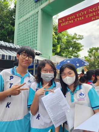 Thí sinh than bài đọc tiếng Anh tốt nghiệp THPT như đề IELTS, 'nhìn hoa mắt'