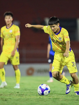 Độc lạ bóng đá Việt Nam: Hà Nội FC có thể dự giải châu Á nếu… SLNA thắng đội CAHN