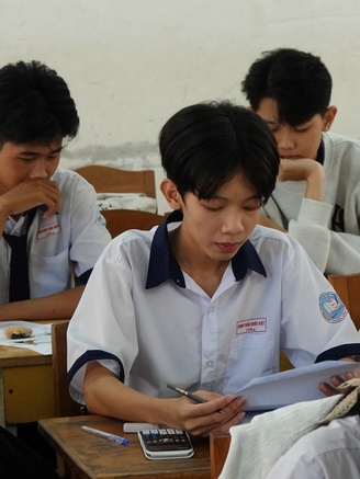 Xin giúp đỡ cậu học trò mồ côi cha mẹ nuôi ước mơ vào đại học
