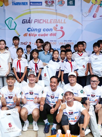 Trao trực tiếp 150 triệu đồng tại giải pickleball 'Cùng con đi tiếp cuộc đời' lần 3