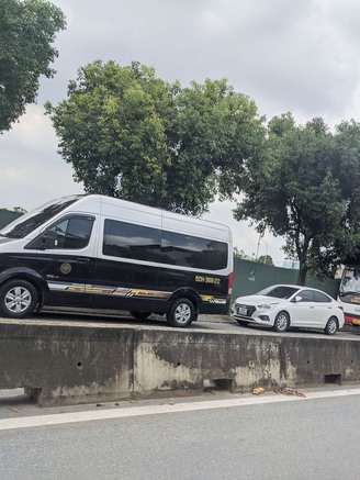 Xe khách, ô tô đậu bát nháo trên đường