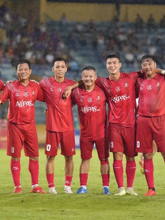Văn Quyết cùng Lê Huỳnh Đức, Phạm Văn Quyến tỏa sáng: Đánh bại dàn huyền thoại M.U