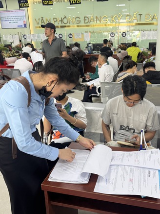 Người dân đua nhau đi làm hồ sơ nhà đất
