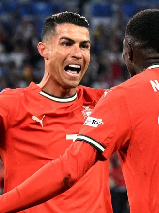 Ronaldo ghi bàn thắng lịch sử đưa Bồ Đào Nha vào chung kết UEFA Nations League