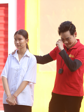 Xót xa hoàn cảnh cô bé mồ côi cha mẹ, sống nương tựa vào cô ruột