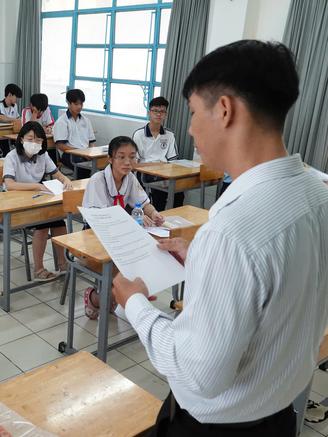 Giám thị tuân thủ quy chế thi để đảm bảo quyền lợi thí sinh