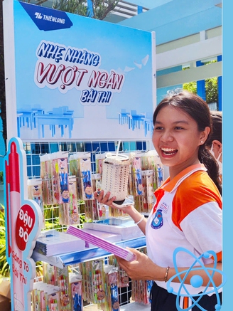 Tiếp sức mùa thi 2025: Bộ đôi giúp thí sinh ‘nhẹ nhàng vượt ngàn bài thi’