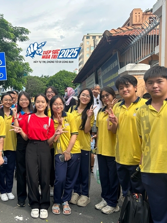 Học sinh trường chuyên mang quạt, gấu bông... đến chúc thí sinh thi lớp 10 tốt