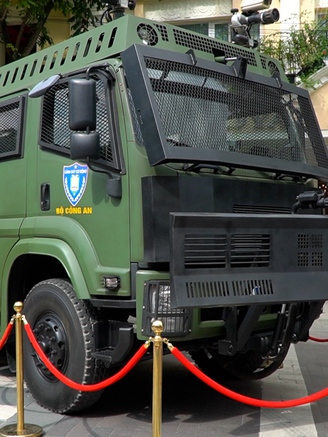 Ngắm xe bọc thép 'hầm hố', xe phun nước chống bạo loạn của ngành công an 