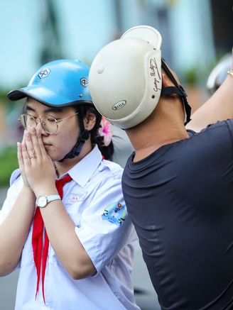 Những hình ảnh đầy cảm xúc, học sinh TP.HCM chính thức thi lớp 10 chương trình mới