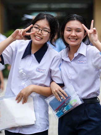 Kết thúc kỳ thi lớp 10: Thí sinh tự tin 'gặt' quả ngọt điểm cao