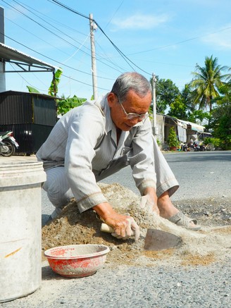 Chuyện tử tế: Ông Hai Số vá đường