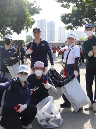 Cuối tuần không đi chơi, nhiều người rủ nhau đi nhặt rác
