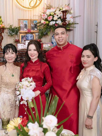 Chàng rể là lính cứu hỏa Mỹ tập đọc tiếng Việt trong đám hỏi