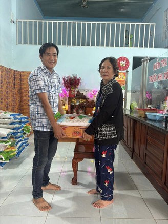 Trúng 14 tờ vé số độc đắc, chàng trai chi tiền nhờ đại lý làm việc bất ngờ